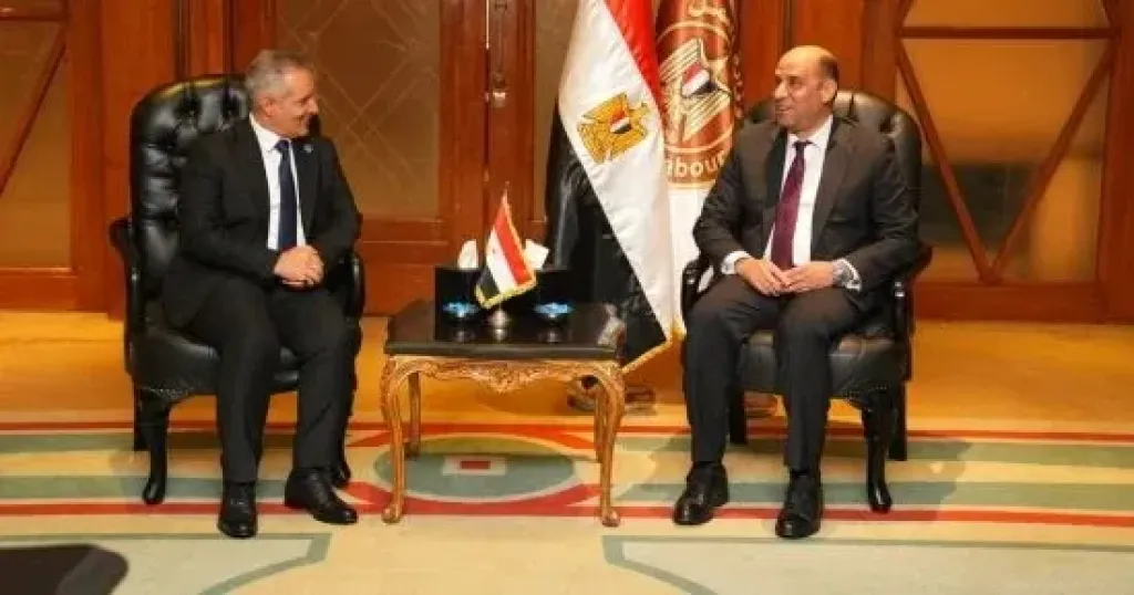 وزير العمل يستعرض خلال لقائه نظيره اليمنى تجربة وحدات التدريب المتنقلة