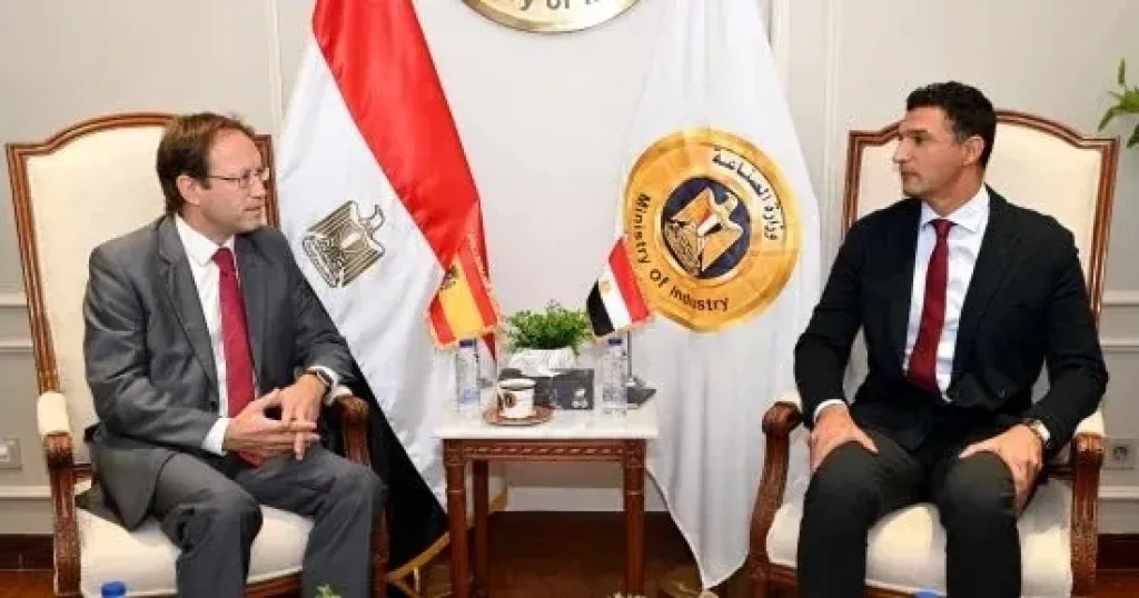 وزير الصناعة يبحث مع سفير إسبانيا تعزيز التعاون الصناعي وجذب الشركات إلى السوق المصري