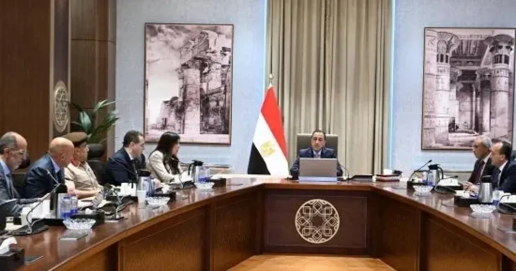 رئيس الوزراء يعقد اجتماعا لاستعراض موقف أحد المشروعات الكبرى بالعلمين الجديدة