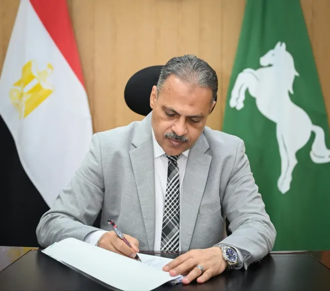 محافظ الشرقية يُصدر ٢2قرار جزاء  بالخصم من الأجر بحق ٦٣من العاملين