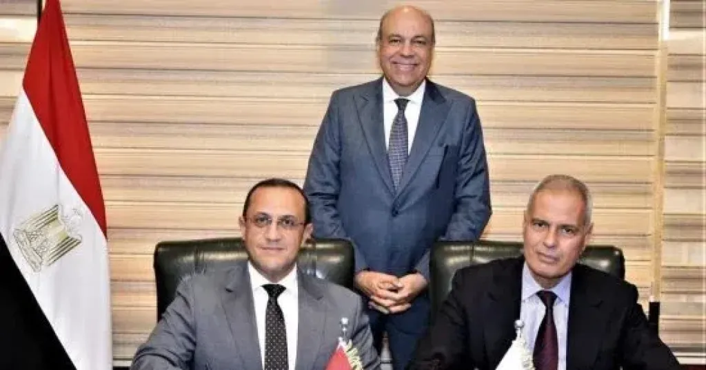 وزير الطيران المدني يشهد توقيع بروتوكول تعاون بين «القابضة للمطارات» و«مصر للطيران»
