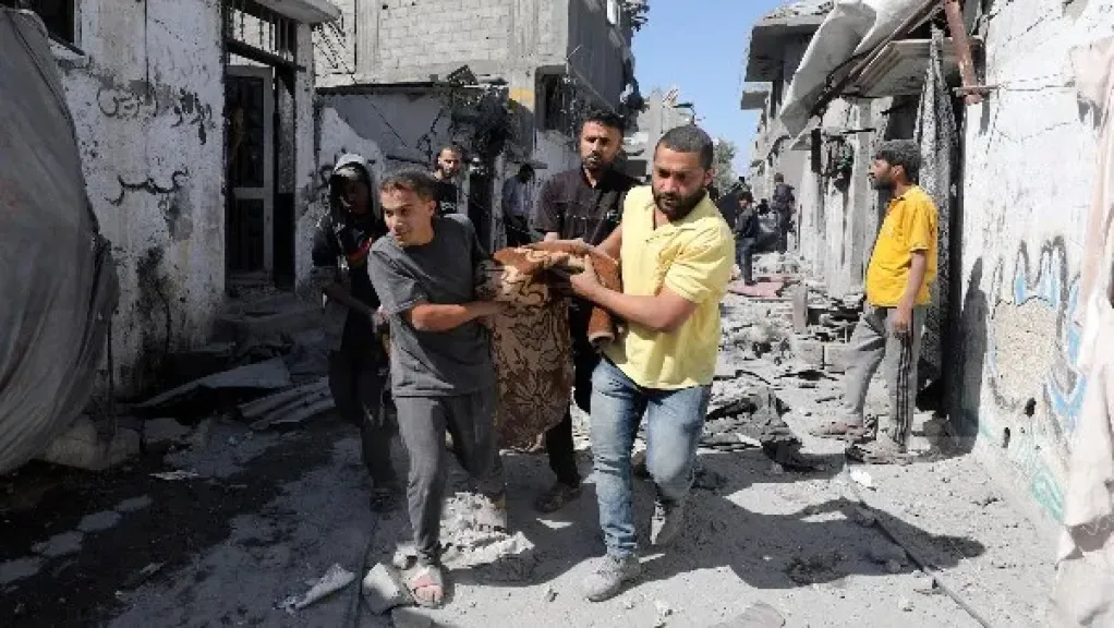 ارتفاع ضحايا عقار غزة لـ 11 شخصا.. 100 شخص لا يزال مصيرهم مجهولا تحت الأنقاض بغزة