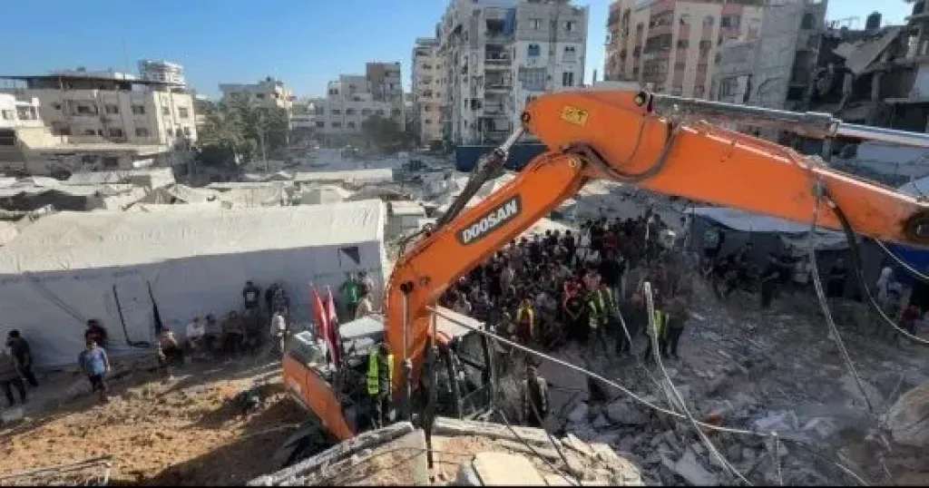 ارتفاع عدد ضحايا انهيار مبنى سكني في غزة إلى 20 قتيلًا وعشرات المصابين