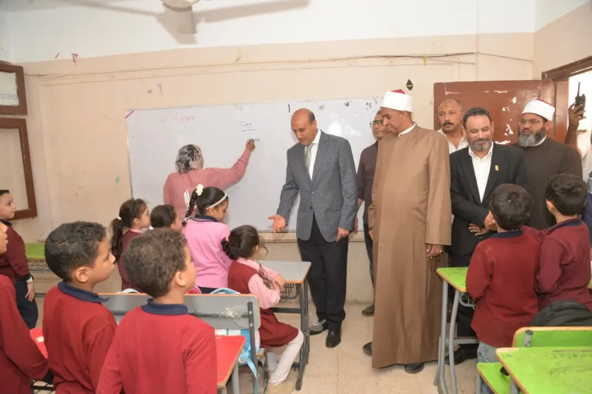 محافظ أسيوط يهنئ طلاب معهد عمر بن الخطاب الأزهري بالعام الدراسي الجديد