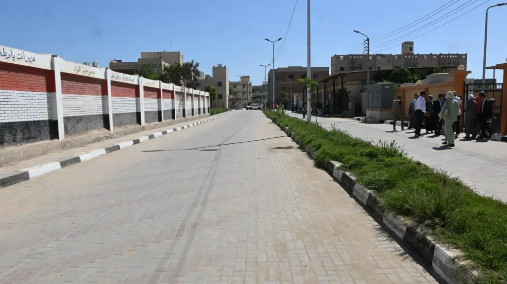 محافظ البحيرة تتابع ما تم تنفيذه من أعمال تطوير بطريق الخدمات وشارع المدارس بكفر الدوار