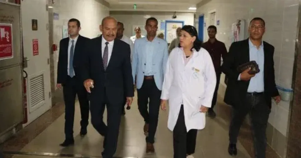 محافظ السويس يتفقد المركز الطبي بالمحروسة لمتابعة جودة الخدمات الصحية