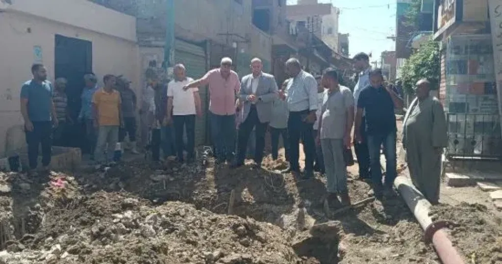 نائب محافظ الجيزة يتابع نسب تنفيذ مشروع الصرف الصحى بقرية طهما