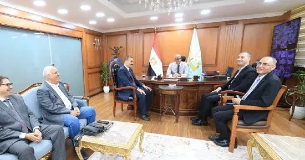محافظ كفر الشيخ يناقش سبل تسريع تنفيذ مشروع تغطية مصرف سالم