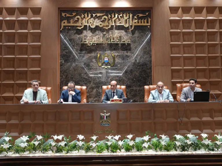 محافظ أسيوط يترأس اجتماعًا موسعًا لدفع معدلات تنفيذ مشروعات حياة كريمة