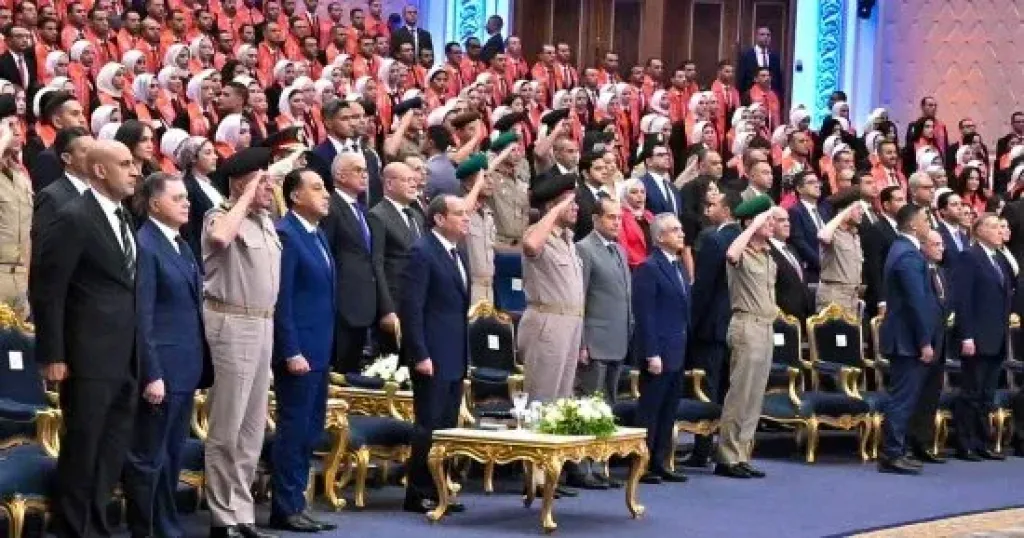 الرئيس السيسى يحذر من الاستعلاء بالمناصب أو الوظائف أو بالتدين أو بالشعور بالاستقامة