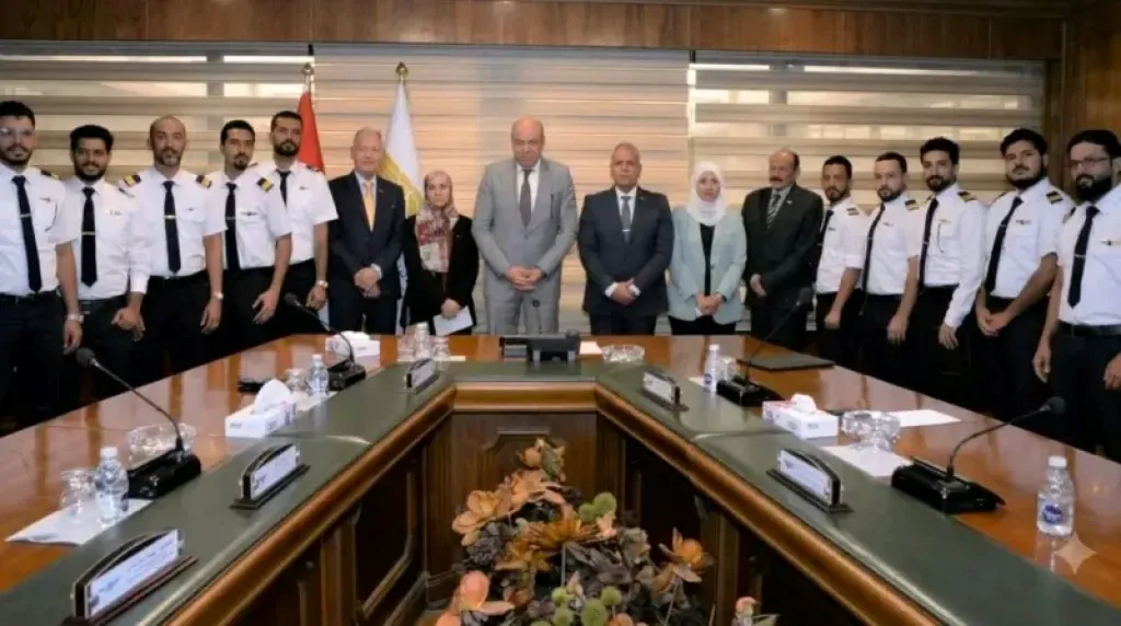 المصرية لعلوم الطيران تحتفل بتخريج 12 مراقبًا جويًا من موظفي هيئة الأرصاد والطيران اليمنية بعدن |صور