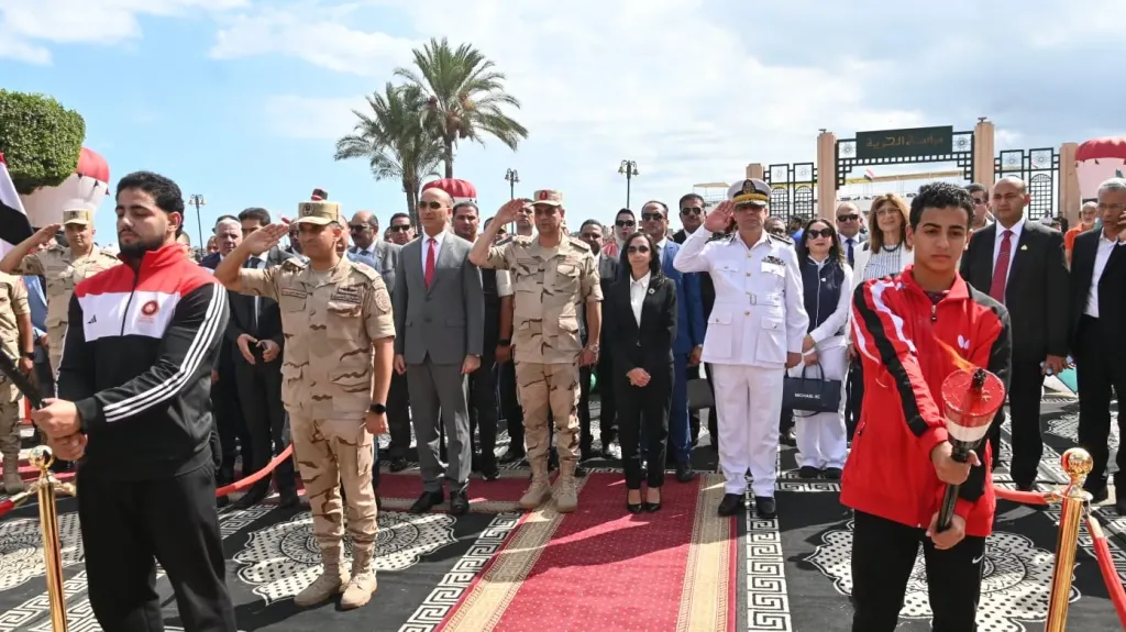 محافظ البحيرة وقائد المنطقة الشمالية العسكرية ومدير الأمن ورئيس جامعة دمنهور يشهدون إيقاد الشعلة بميدان الحرية برشيد