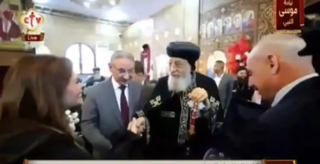 قيادات وفدية نيابةوعن البدوى تكرم البابا تواضروس خلال زيارته للمنيا