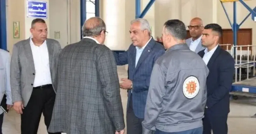 وزير الدولة للإنتاج الحربي يتفقد خطوط الإنتاج بشركة هليوبوليس للصناعات الكيماوية