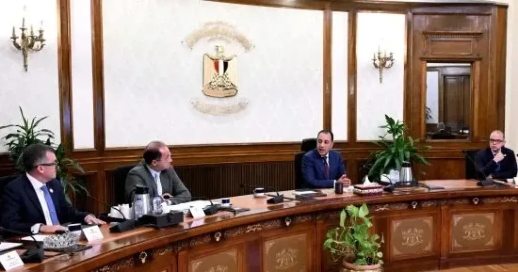 رئيس الوزراء يناقش عددًا من محاور العمل الاقتصادية للفترة المقبلة
