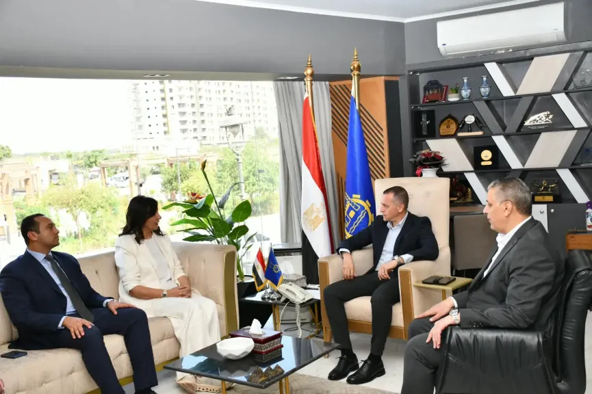 محافظ أسوان يبحث مع نبيلة مكرم التعاون لدعم الأسر الأولى بالرعاية