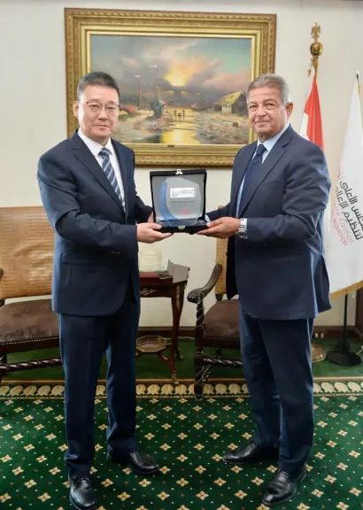 خالد عبدالعزيز يبحث مع مسؤول صيني توسيع التعاون الإعلامي