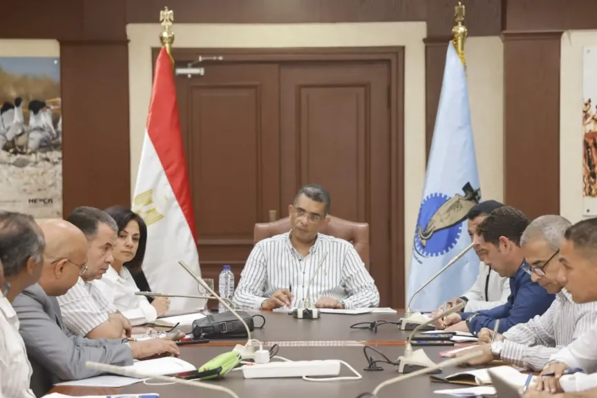 محافظ البحر الأحمر يستعرض الموقف التنفيذي للمرافق وخطة الرصف بالمدن