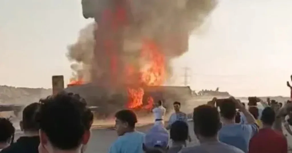 السيطرة على حريق بسيارة نقل أعلى الطريق الإقليمى