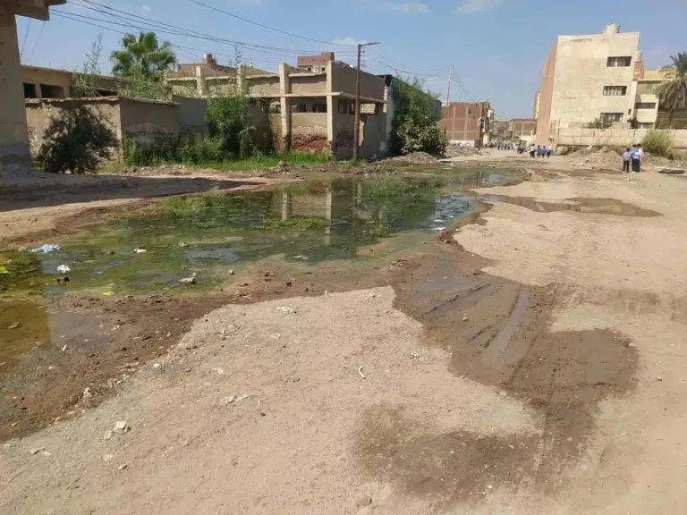 محافظة الشرقية : المجارى تحاصر مدرسة التجارة بنين بمنية المكرم بفاقوس