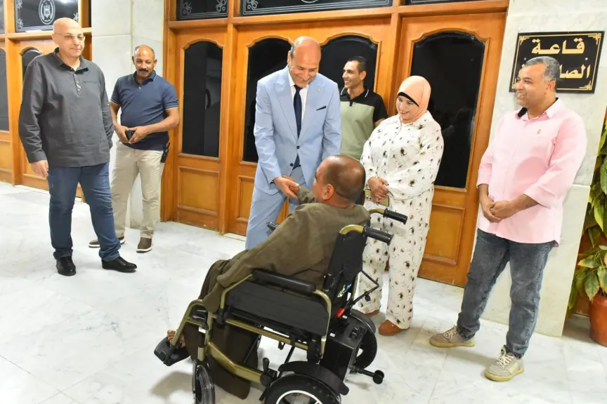 محافظ أسيوط يستجيب لمواطن من ذوي الهمم ويسلمه كرسيًا متحركًا كهربائيًا