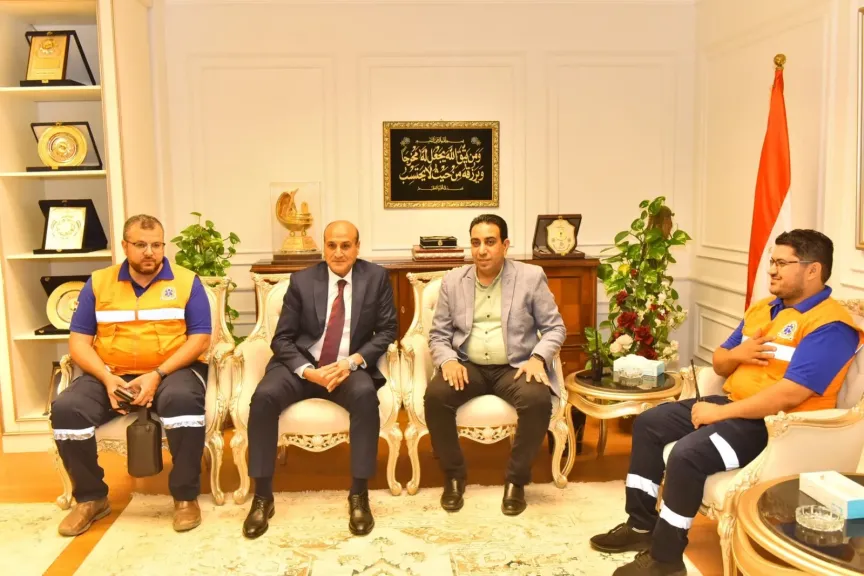 محافظ أسيوط يكرم 3 من العاملين بهيئة الإسعاف لأمانتهم.. أعادوا 180 ألف جنيه ومتعلقات