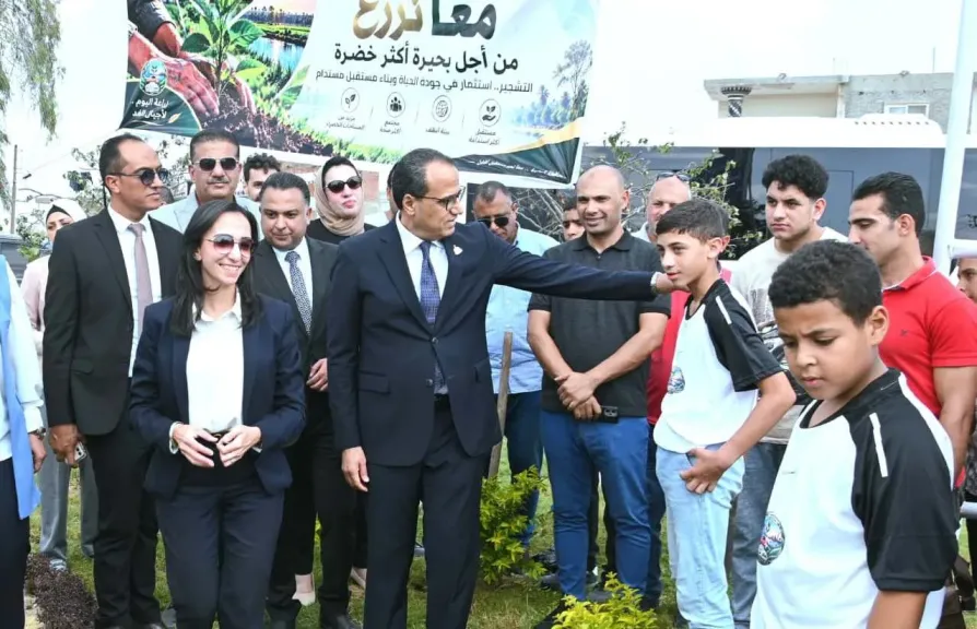 محافظ البحيرة تتفقد المشروعات التنموية بحوش عيسى وتتابع أعمال التشجير