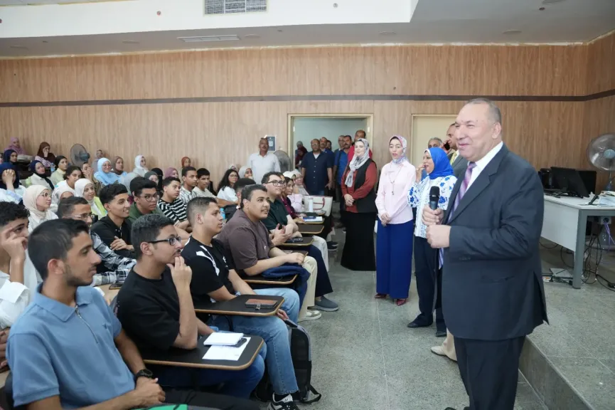 رئيس جامعة أسيوط الأهلية في جولة بالكليات المختلفة.. انتظام الدراسة وجاهزية كاملة