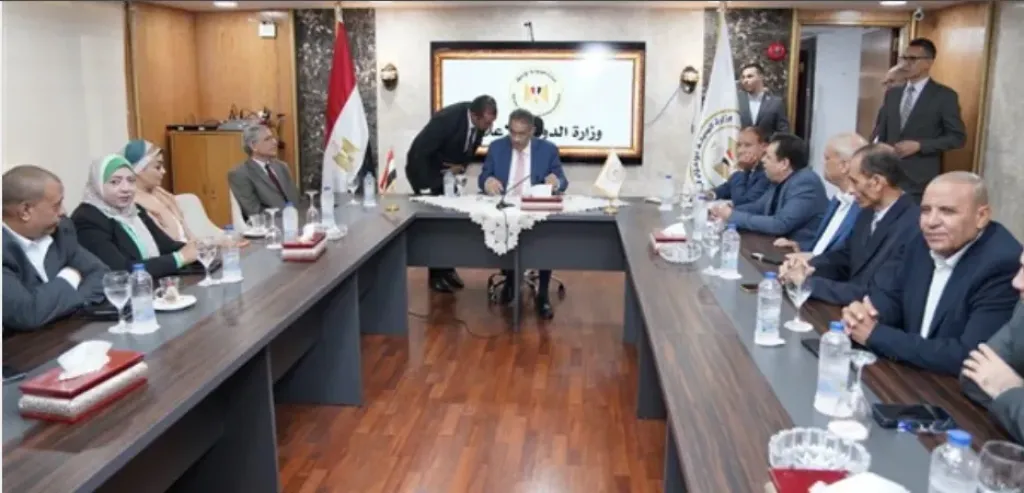 وزير الدولة للإعلام يدعو المواقع الإلكترونية لتشكيل كيان موحد.. ورؤساء التحرير يتفقون على حظر تصوير الجنازات والعزاءات