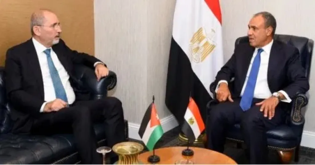 وزير الخارجية يبحث مع نظيره الأردنى تعزيز العلاقات الثنائية