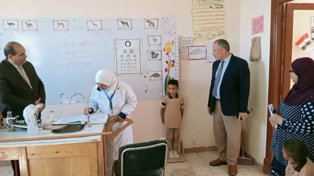 وكيل وزارة التعليم بأسيوط يتفقد فعاليات الفحص الطبى الشامل للطلاب الجدد بمدارس ابنوب