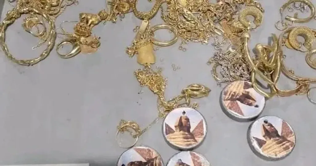جمارك مطار القاهرة تضبط محاولتى تهريب أدوية ومشغولات ذهبية