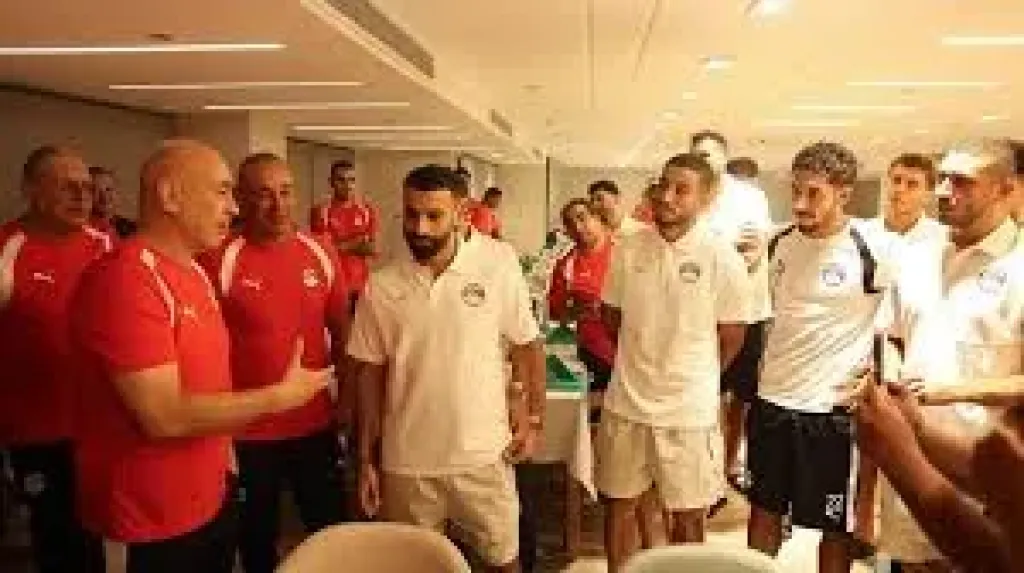 لاعبو منتخب مصر يحتفلون مع التوأم بتجديد تعاقده حتى 2030