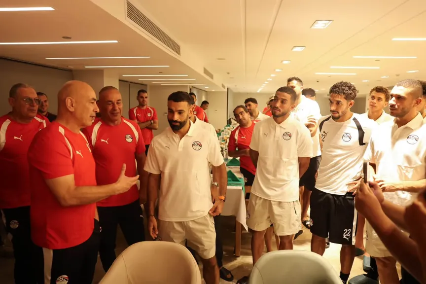 لاعبو منتخب مصر يحتفلون بـ حسام وإبراهيم حسن بعد تجديد التعاقد حتى 2030