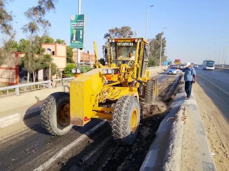 الطرق والكباري: الانتهاء من إزالة الأسفلت المتضرر بطريق الخدمة في إيتاي البارود