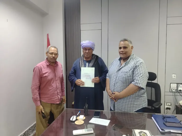 محافظ أسيوط: تسليم عقود لتقنين أوضاع أراضي أملاك الدولة للمواطنين المستحقين بأبنوب
