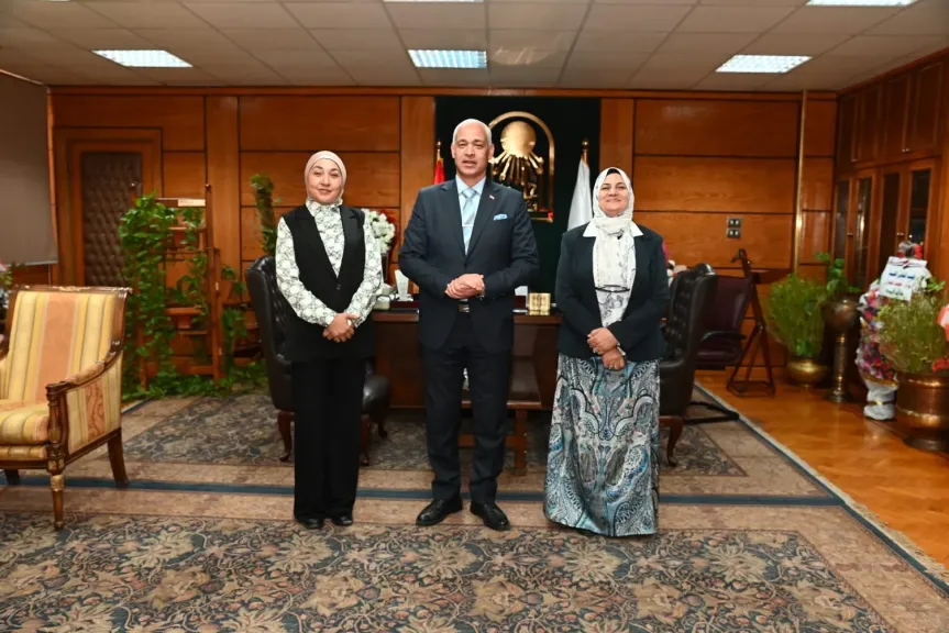 رئيس جامعة أسيوط يتلقى تقريرًا حول انتظام العملية التعليمية بكلية التربية للطفولة