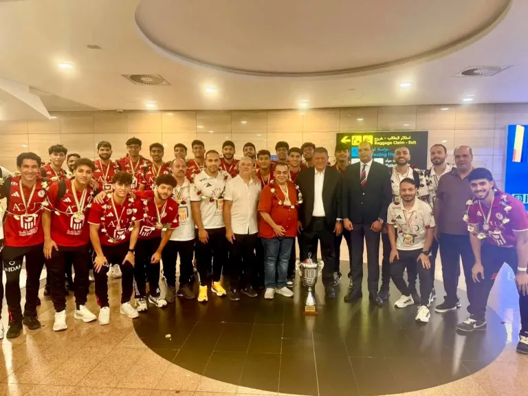بطل إفريقيا.. استقبال حافل لمنتخب مصر لناشئي اليد بمطار القاهرة