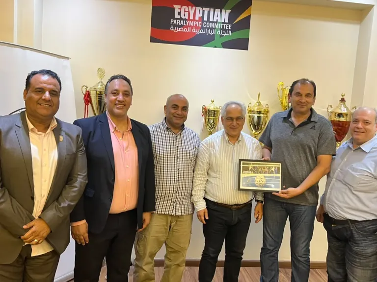 خالد سمير يسلم اللجنة البارالمبية الدرع التذكاري لمونديال اليد للكراسي المتحركة