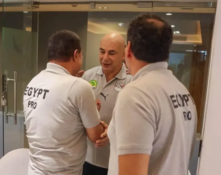 احتفاء المدربين بحسام حسن خلال مشاركته في الرخصة PRO