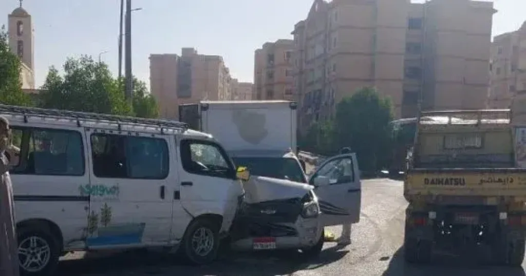 إصابة 10 أشخاص بينهم طفلة فى تصادم ميكروباص وسيارة بطريق الإسماعيلية الصحراوى