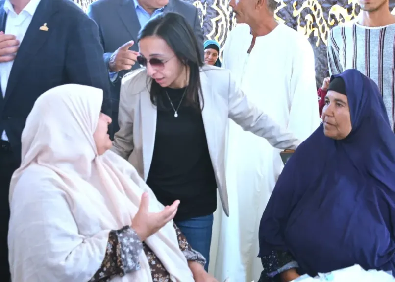 جاكلين تتفقد القافلة الطبية بقرية الأمل بوادي النطرون وتتابع خدمات مبادرات «100 مليون صحة»