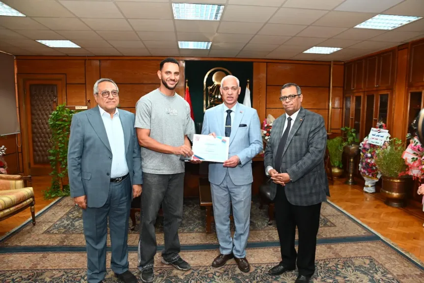 رئيس جامعة أسيوط يحتفي بفريق «Assiut Motorsport» بعد تحقيق المركز الرابع عالميًا