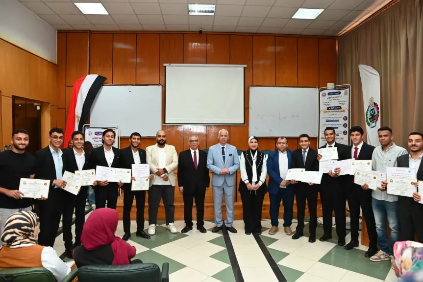 رئيس جامعة أسيوط يشهد احتفالية تكريم المتميزين في الأنشطة الصيفية بكلية التجارة
