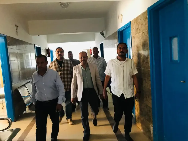 محافظ أسيوط: جولات مفاجئة لمتابعة الانضباط والخدمات بالوحدات القروية والصحية