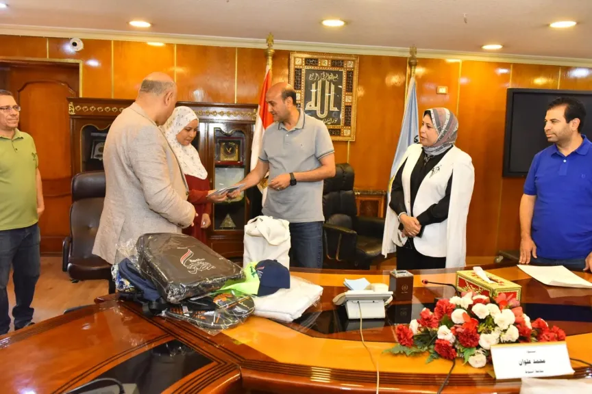 محافظ أسيوط يسلم 5 مواطنين من أبناء المحافظة منح العمرة المجانية