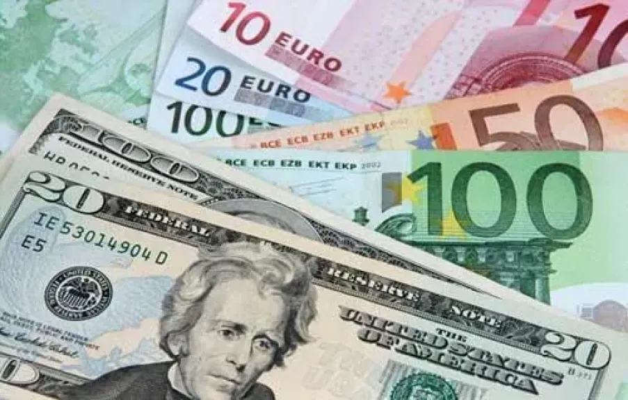 أسعار العملات العالمية.. ارتفاع الدولار وتراجع الإسترليني واليورو