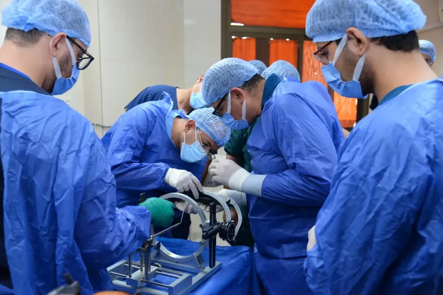 فريق طبي بقسم جراحة المخ والأعصاب بالتنسيق مع قسم طب المخ والأعصاب بجامعة أسيوط