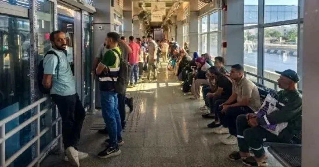 بدء التشغيل.. توافد الركاب على محطات المرحلة الثانية للأتوبيس الترددى BRT