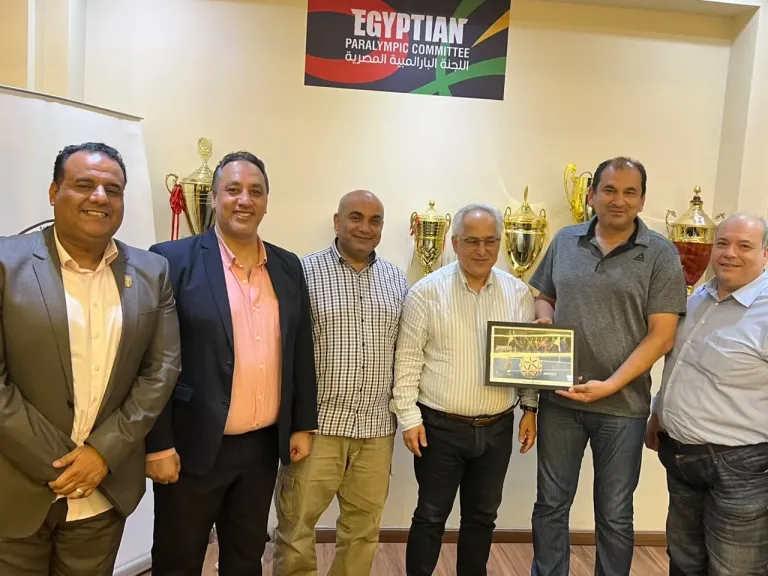 خالد سمير يسلم اللجنة البارالمبية الدرع التذكاري لمونديال اليد للكراسي المتحركة